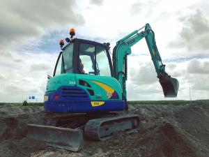 Heipalen uitgraven met de minigraver in Nieuw Vennep