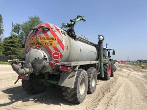 Lekker blijven plakken • De waterwagen van Stephan heeft een metamorfose ondergaan en is bestickerd met werkverkeer-stickers en led-verlichting om zijn zichtbaarheid te vergroten wat de veiligheid nog meer waarborgt • #goedbezig