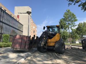 Waddinxveen krijgt nieuwe bestrating en Joost draagt daar graag een steentje aan bij #ahlmannpower